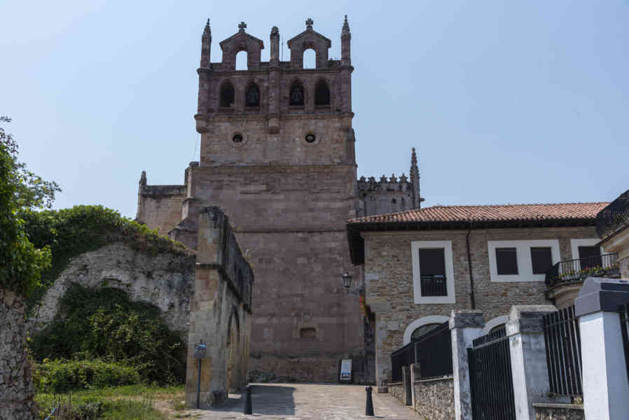 Cantabria 036 - San Vicente de la Barquera - iglesia de Nuestra Señora de los Ángeles.jpg